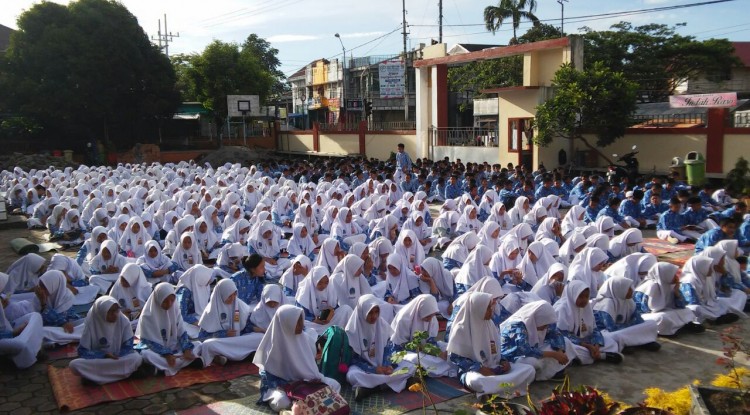 Urus Seragam Sekolah, Ibarat ‘Mburu Uceng Kelangan Deleg’